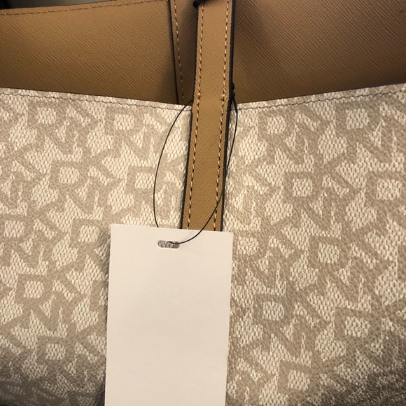 NEW DKNY Brayden Large Reversible Ivory Signature Bag with Clutch Tan NY Logo - Picture 3 of 7